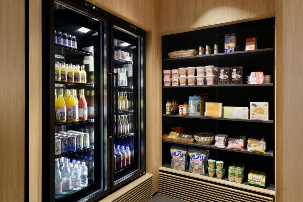 Supermarket nebo jiné obchody v  hotelu nebo okolí