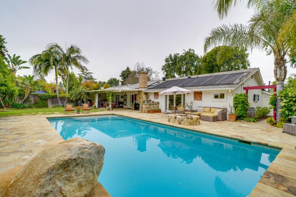 uma casa com piscina e uma casa em Santa Barbara Vacation Rental with Pool and Hot Tub! em Santa Bárbara