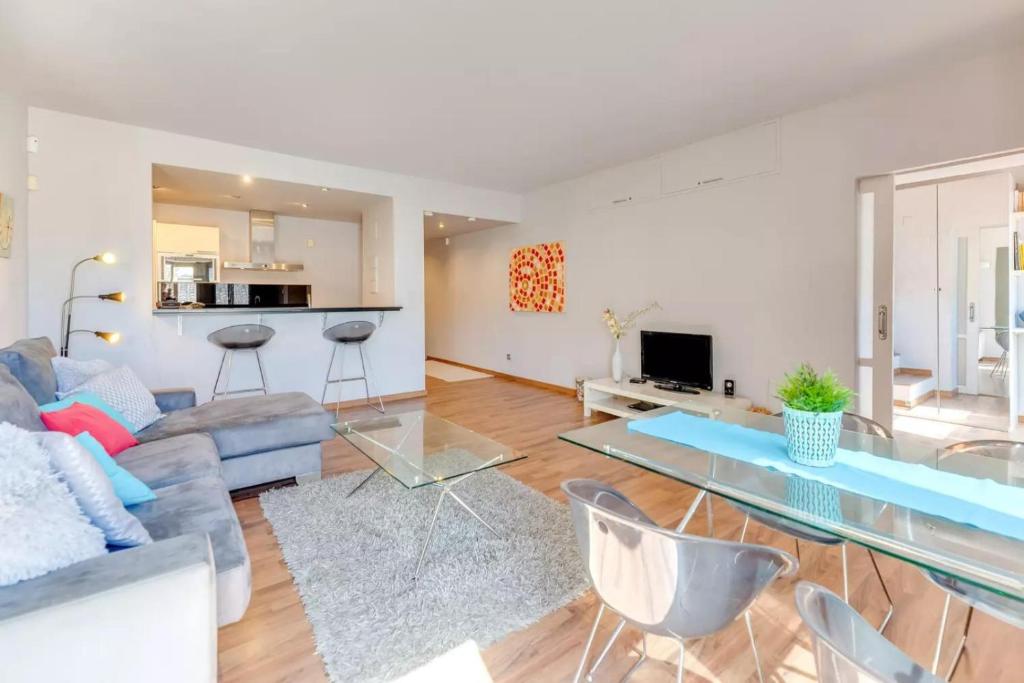 sala de estar con sofá y mesa de cristal en Chic Designer Apartment, en Marbella