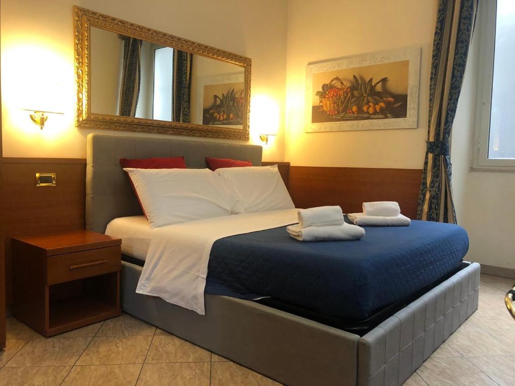 Postel nebo postele na pokoji v ubytování CAVOUR SUITES