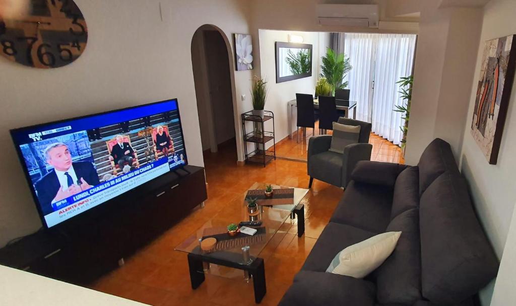 Televízia a/alebo spoločenská miestnosť v ubytovaní Europlaya Calpe