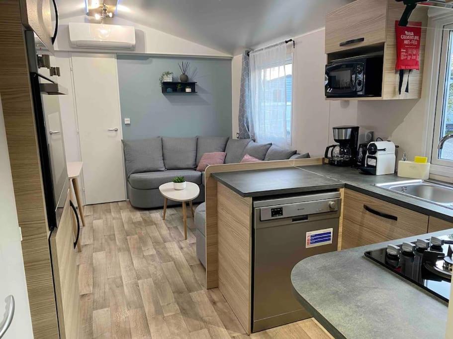 Kuchyň nebo kuchyňský kout v ubytování Mobil home 3 chb tout confort, Espace Enfants - Claouey Cap Ferret