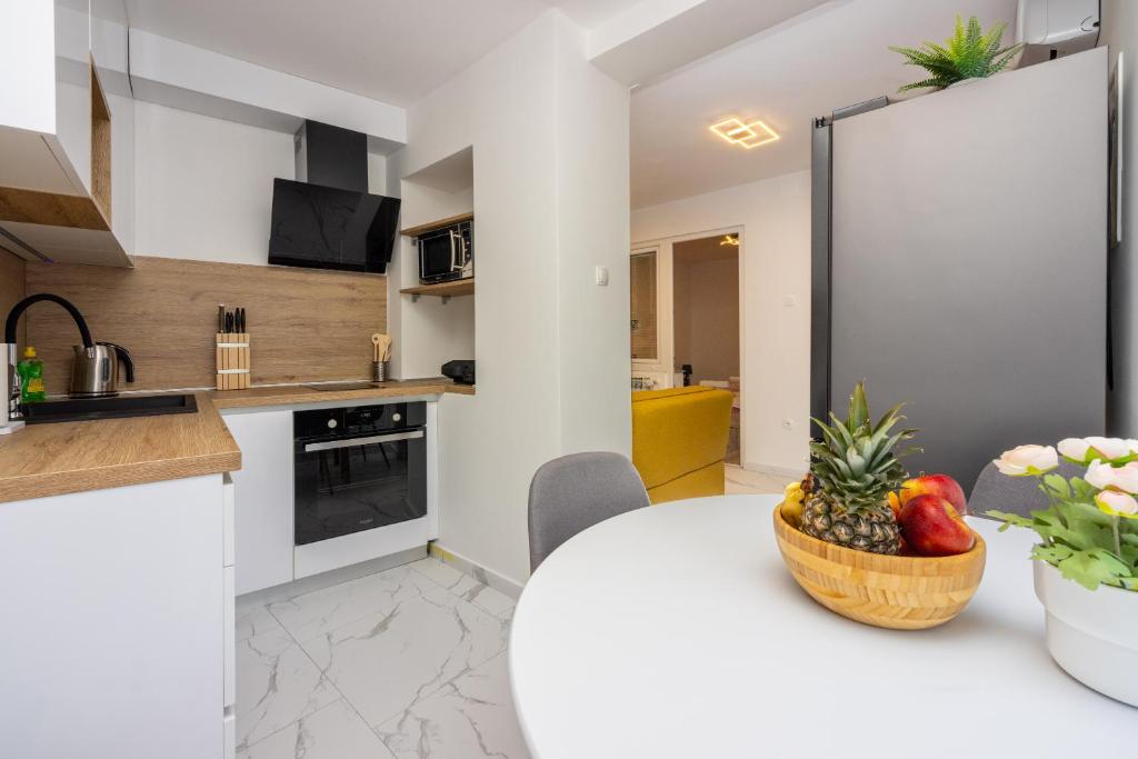 een keuken met een tafel en een fruitschaal bij Apartment Ena in Crikvenica
