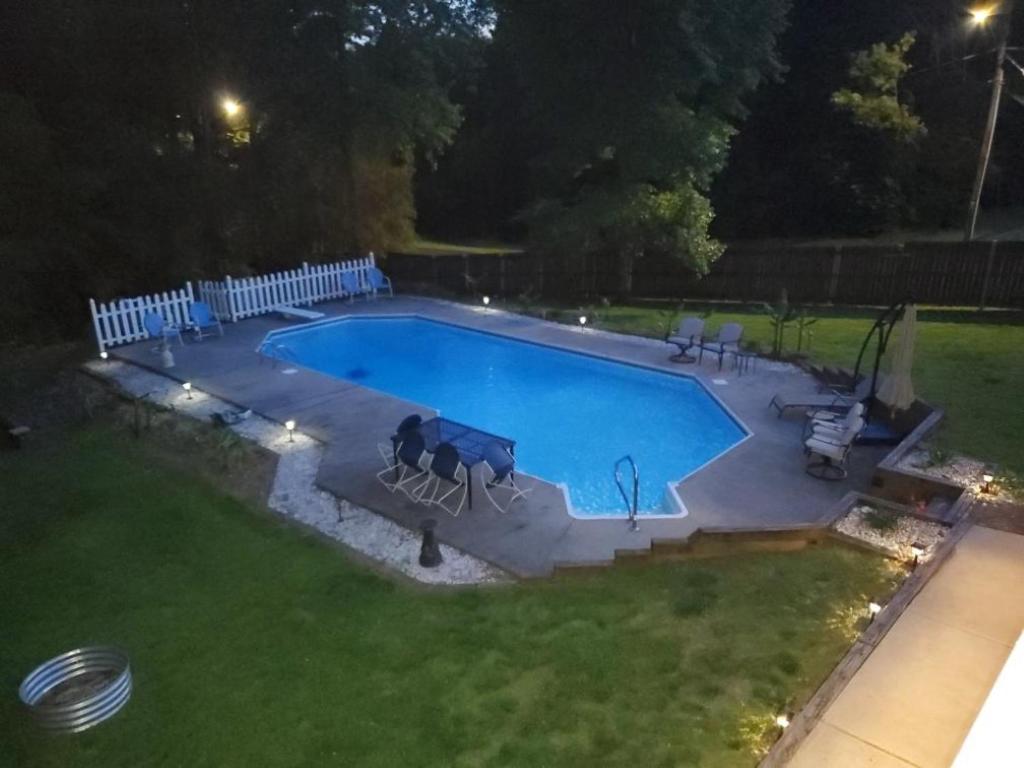 una piscina en un patio por la noche en Home-Made-In-Hickory-Large Home with a Pool! Fun!, en Hickory