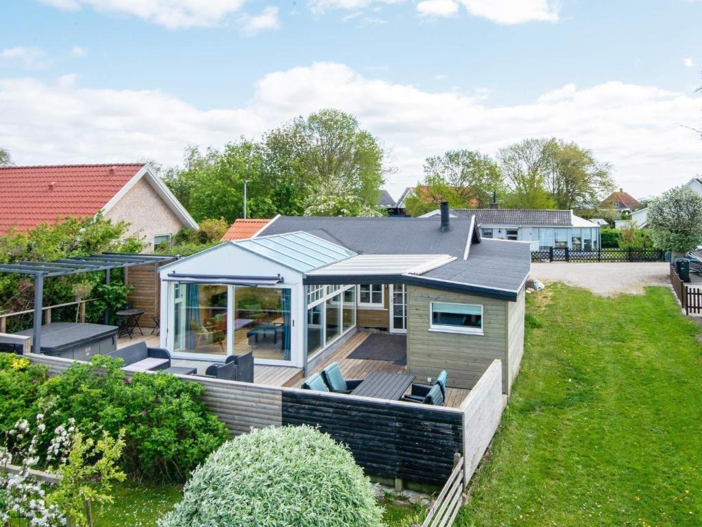 uma casa com um terraço no telhado em Holiday home Hejls LIII em Hejls