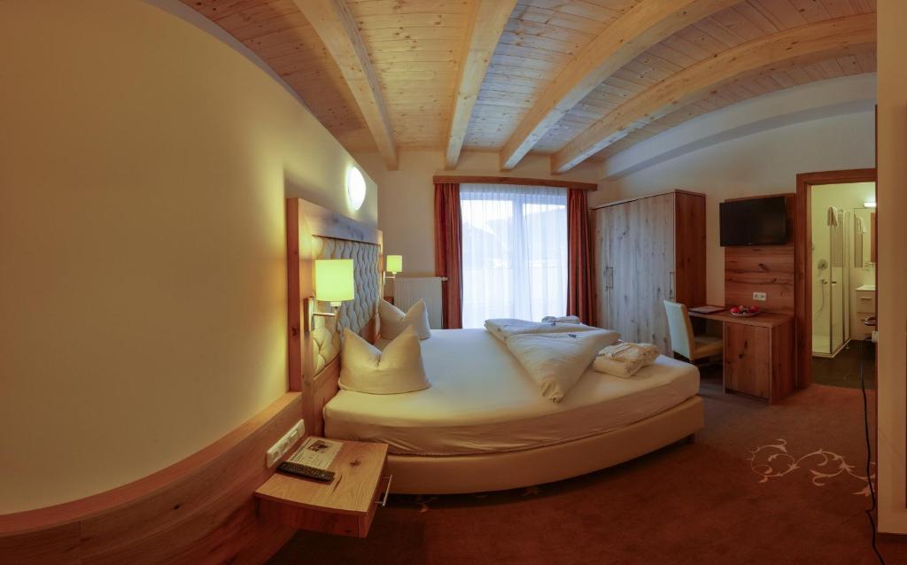 Postel nebo postele na pokoji v ubytování Hotel Habicht