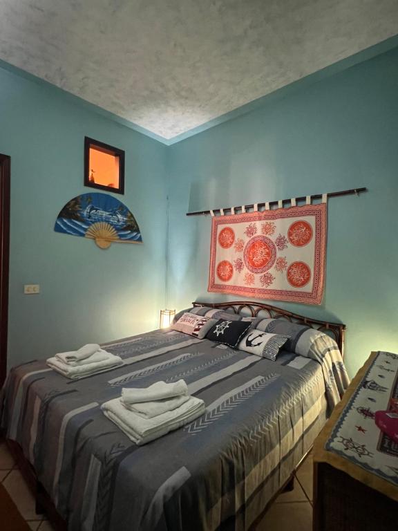 una camera da letto con un letto e due asciugamani di Delfino House a Terrasini