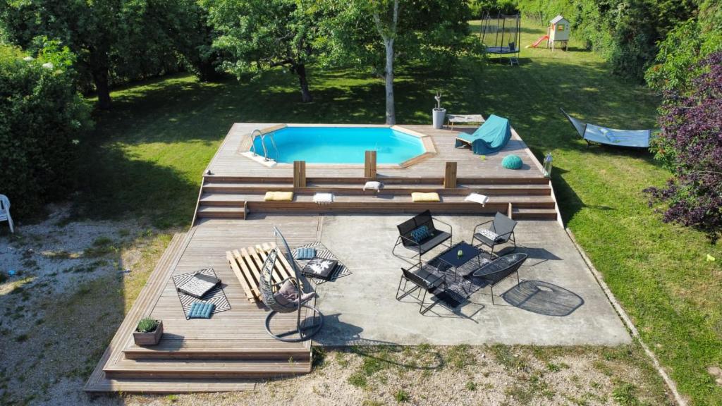 an overhead view of a swimming pool with chairs at Mon Cocon Bressan in Saint-Julien-sur-Reyssouze