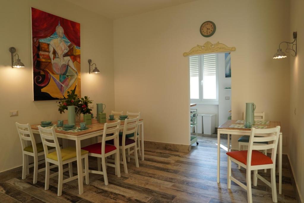 comedor con mesa y sillas en d'AntoMa - Guest House, en Palestrina