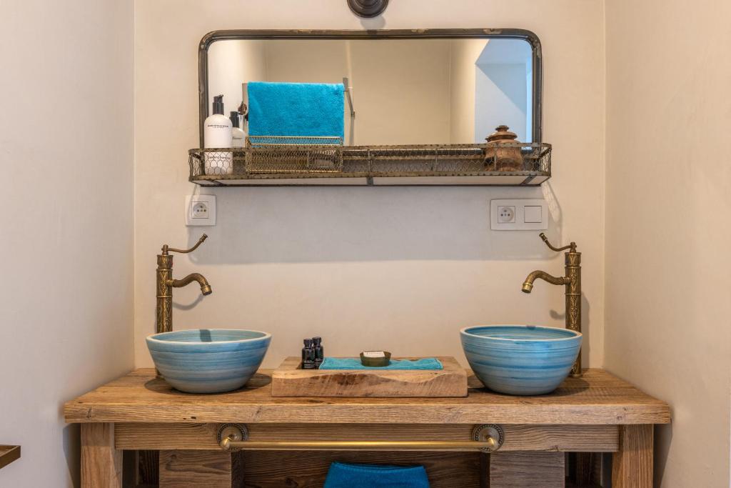 La salle de bains est pourvue de 2 bols bleus sur une coiffeuse en bois avec un miroir. dans l'établissement B&B PETIT PRINCE, GENT, à Gand