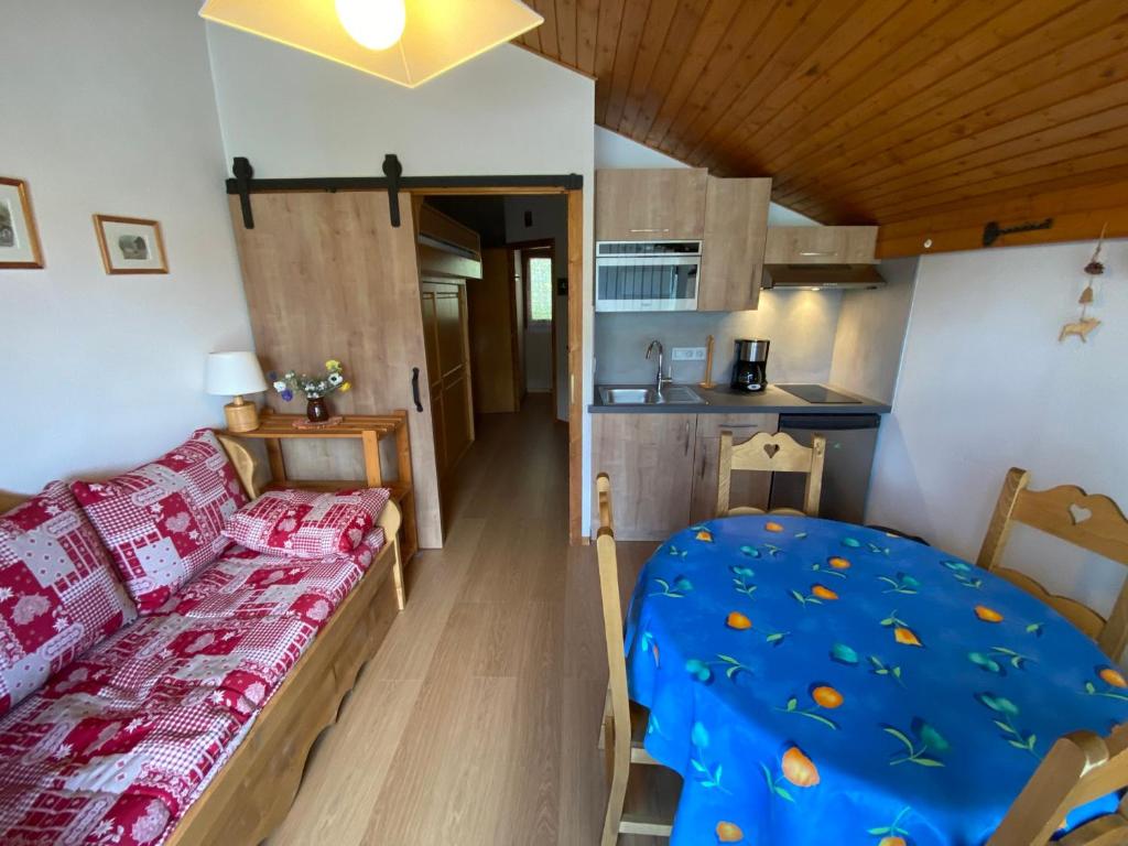 salon z łóżkiem i kuchnią w obiekcie Appartement cosy proche centre et pistes, balcon, parking - FR-1-693-43 w mieście Châtel