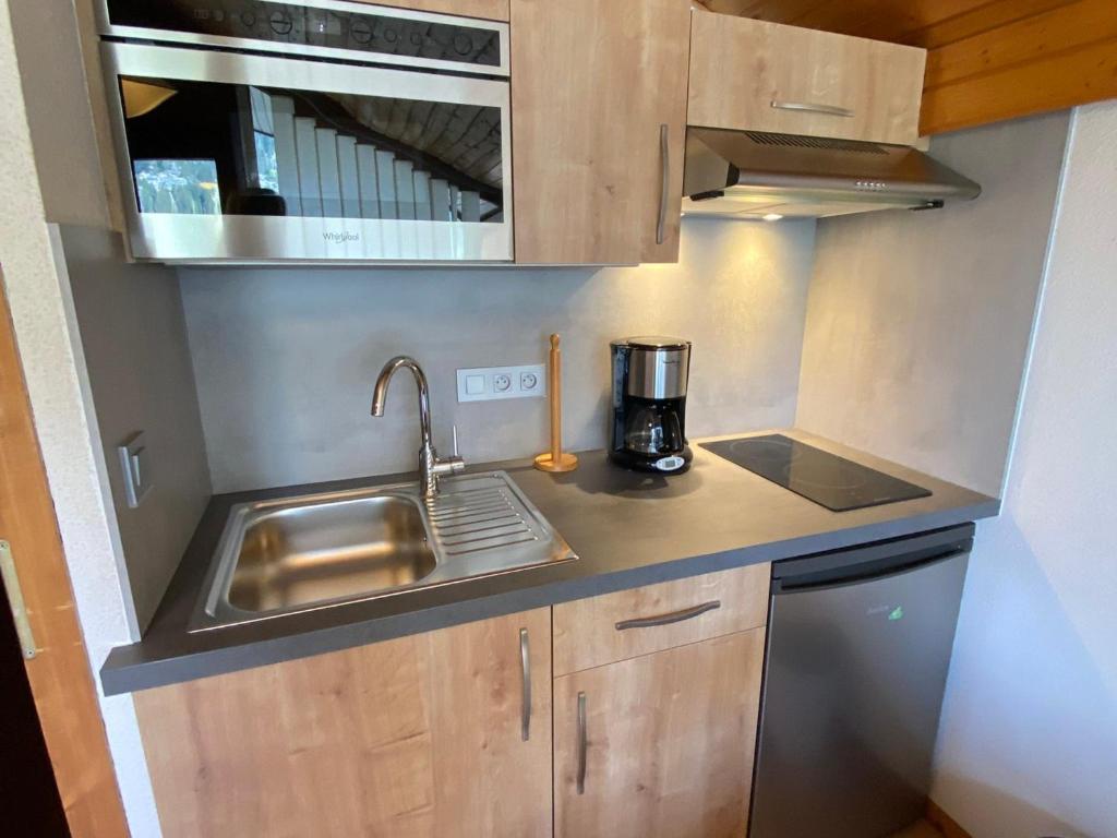 Kuchnia lub aneks kuchenny w obiekcie Appartement cosy proche centre et pistes, balcon, parking - FR-1-693-43