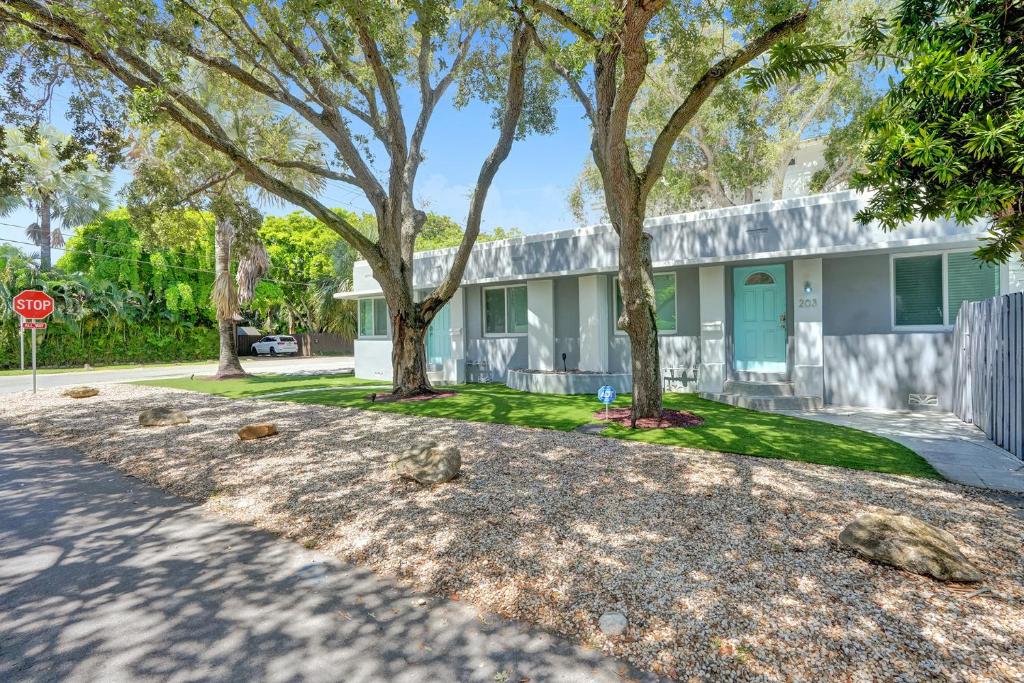 una casa con árboles y una señal de stop en Retro Oasis by Las Olas en Fort Lauderdale