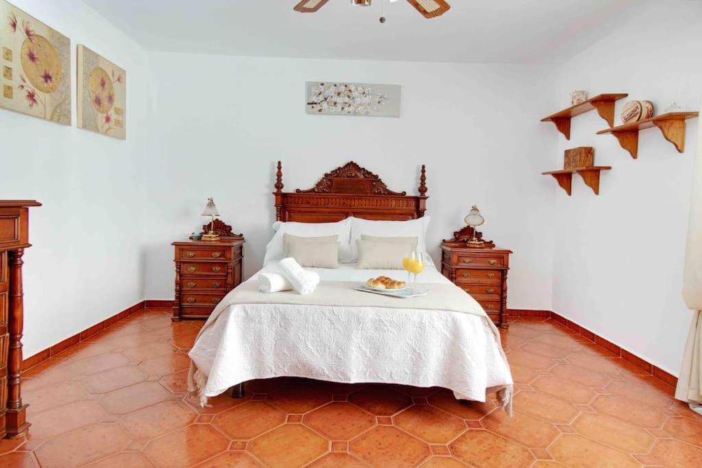 ein Schlafzimmer mit einem Bett mit einem Teller Essen drauf in der Unterkunft Duplex temático Andaluz con agradable terraza - El Mirador de Benahavis 2 in Benahavís