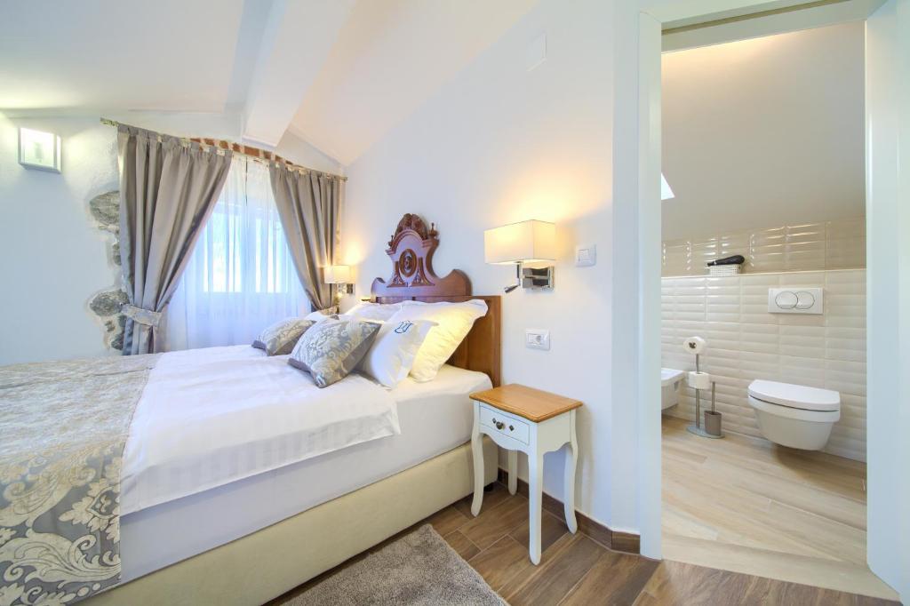 Postel nebo postele na pokoji v ubytování Luxury Villa Ive With Heated Pool, Finnish Sauna, Infrared Sauna, Pet Friendly