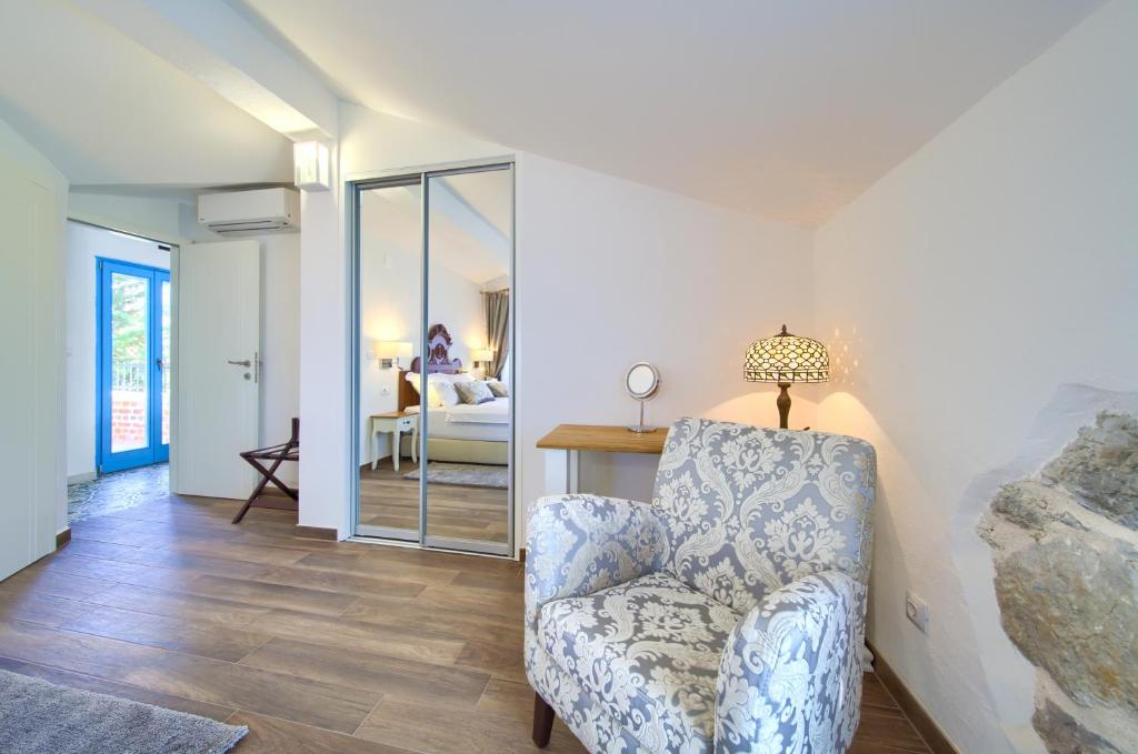 Posezení v ubytování Luxury Villa Ive With Heated Pool, Finnish Sauna, Infrared Sauna, Pet Friendly