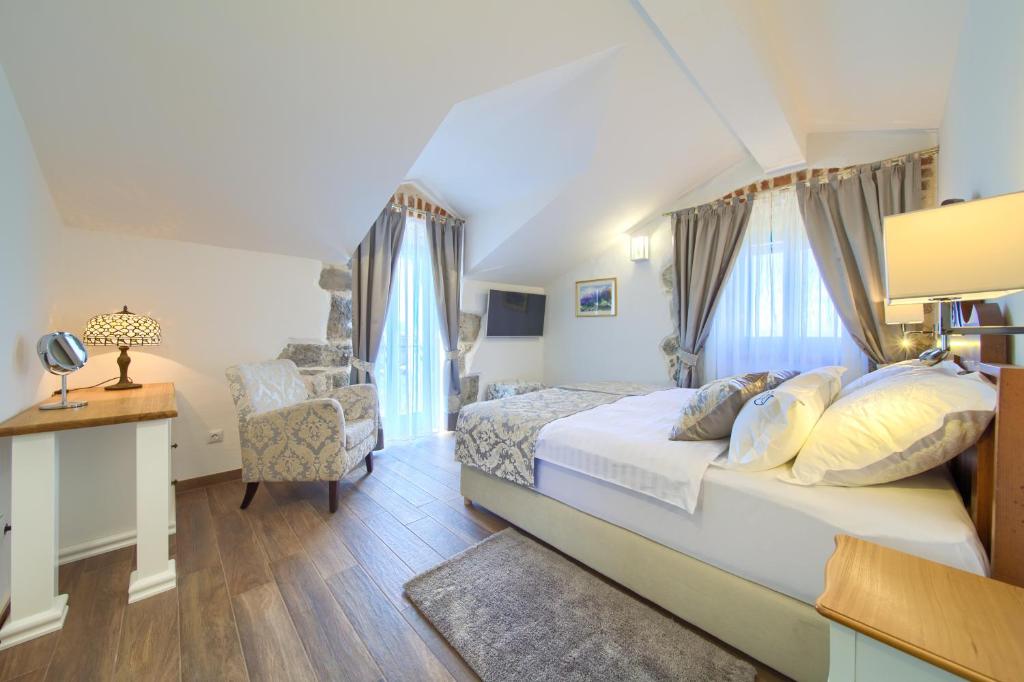 Postel nebo postele na pokoji v ubytování Luxury Villa Ive With Heated Pool, Finnish Sauna, Infrared Sauna, Pet Friendly