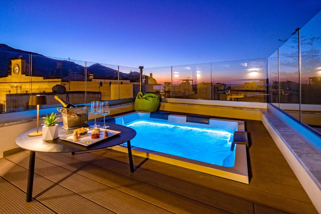 einen Balkon mit einem Pool auf einem Gebäude in der Unterkunft Mazzini Accommodation in Favignana