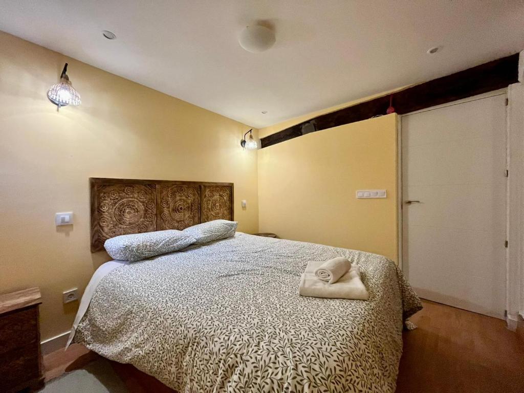 ein Schlafzimmer mit einem Bett und einem Handtuch darauf in der Unterkunft El Martinillo en pleno centro histórico de Burgos ATUAIRE in Burgos