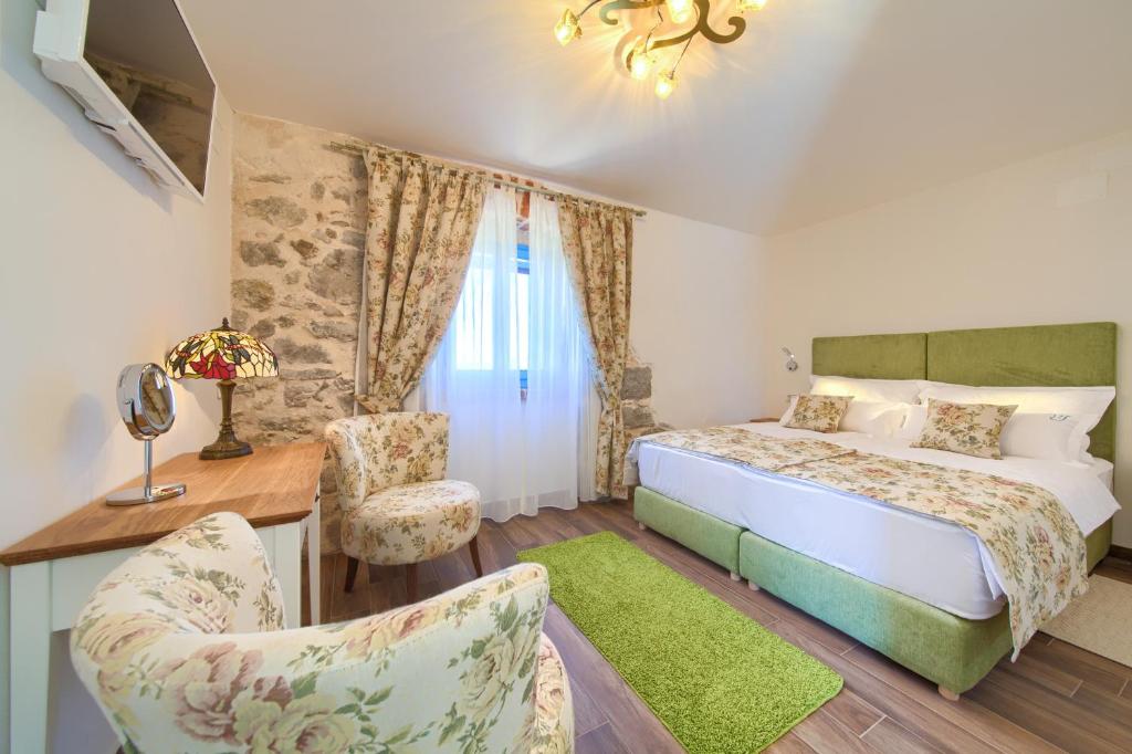 Postel nebo postele na pokoji v ubytování Luxury Villa Ive With Heated Pool, Finnish Sauna, Infrared Sauna, Pet Friendly