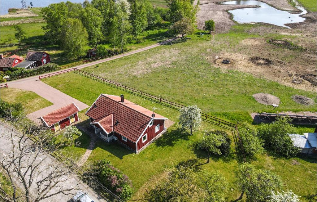 eine Luftansicht eines Hauses mit Hof in der Unterkunft Cozy Home In Rockneby With Kitchen in Rockneby