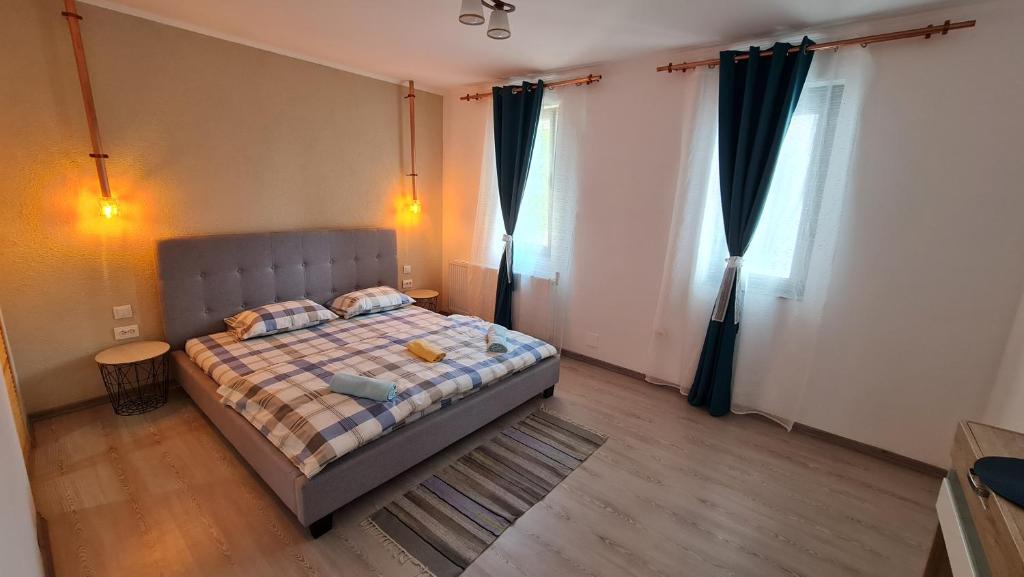 Postel nebo postele na pokoji v ubytování Pomiculturii Residence 5