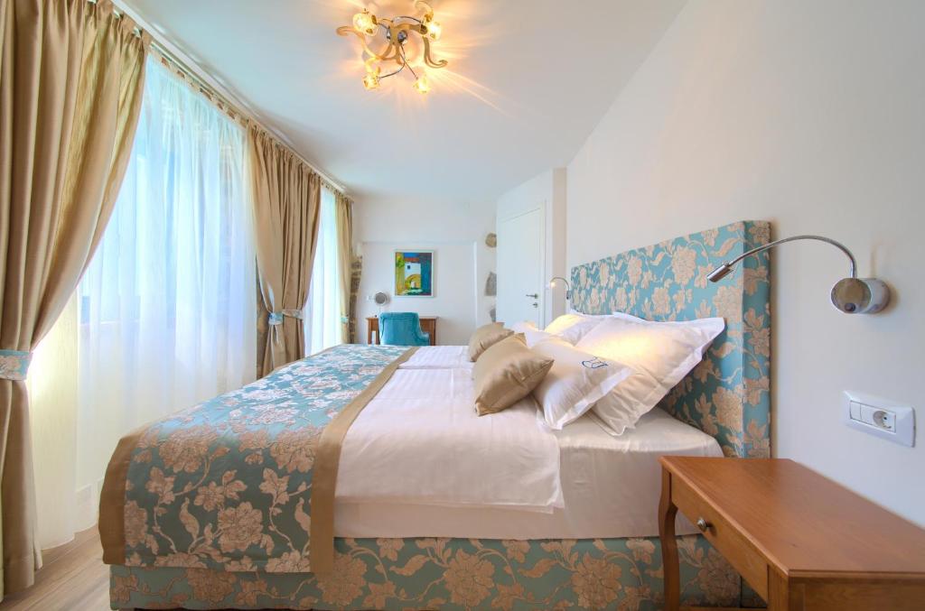 Postel nebo postele na pokoji v ubytování Luxury Villa Ive With Heated Pool, Finnish Sauna, Infrared Sauna, Pet Friendly