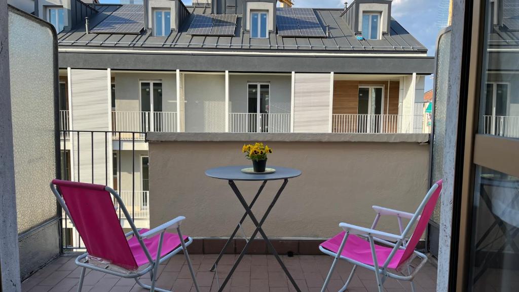 d'une terrasse avec 2 chaises et une table sur un balcon. dans l'établissement Ampio e luminoso bilocale, à Turin
