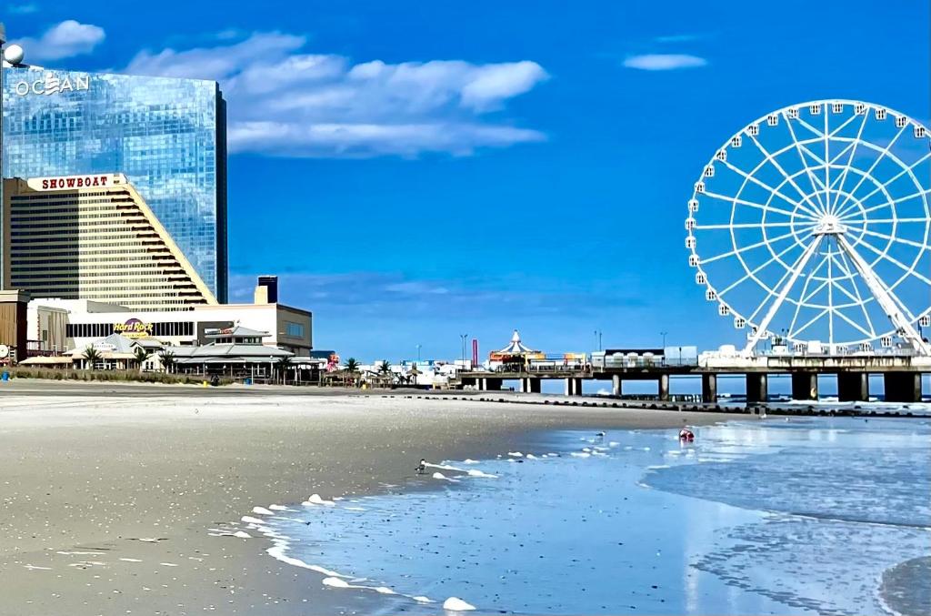 uma praia com uma roda gigante e um resort em 3 Bedrooms, Boardwalk Duplex Beachblock Home! em Atlantic City