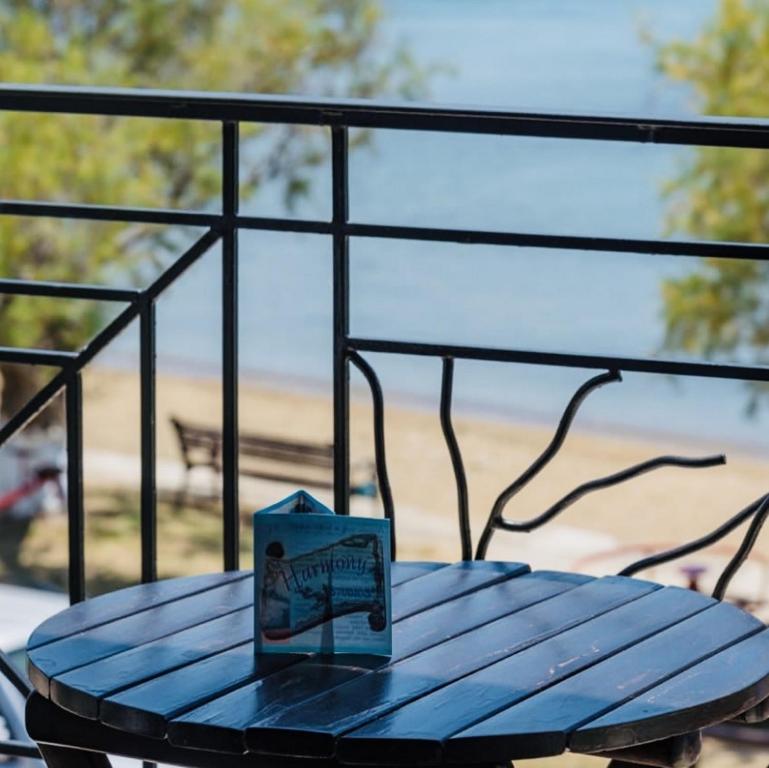 eine Kiste auf einem blauen Tisch in der Unterkunft Harmony Seaside Pelion in Platanias