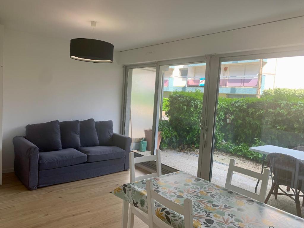 un salon avec un canapé et une table dans l'établissement Studio cosy cinq personnes, à Le Touquet-Paris-Plage