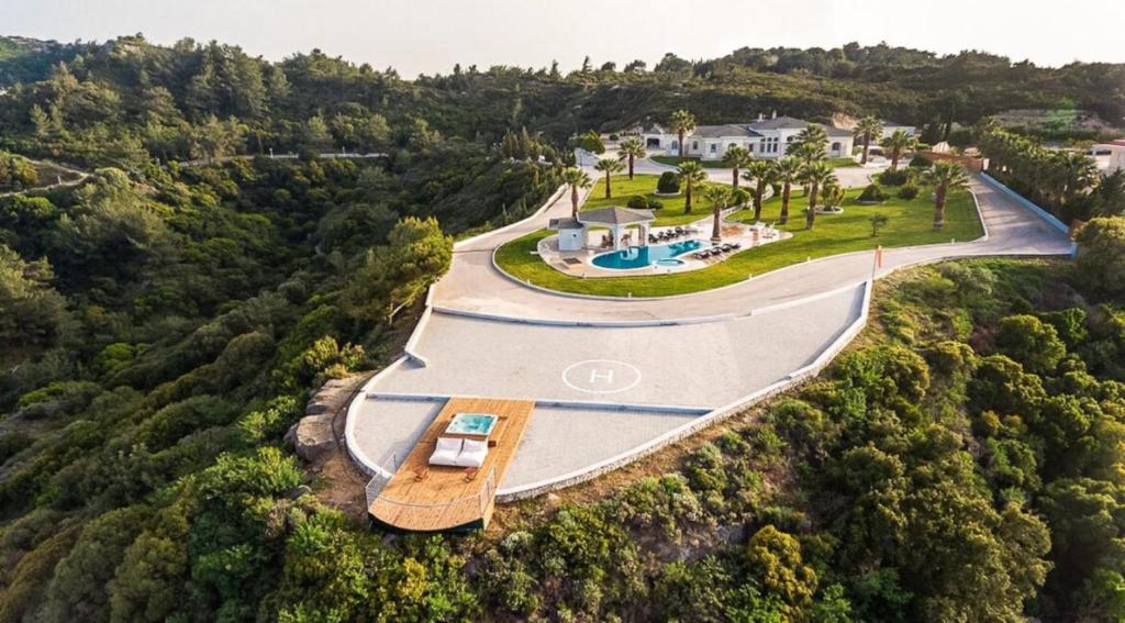 una vista aerea di una casa con piscina e strada di Crown Royal Luxury Villa Estates a Città di Rodi