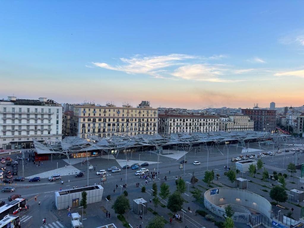 uma vista aérea de uma cidade com estacionamento em BeB Homa em Nápoles