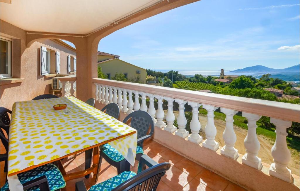 d'un balcon avec une table et des chaises et une vue. dans l'établissement 3 Bedroom Nice Apartment In Bastelicaccia, à Bastelicaccia