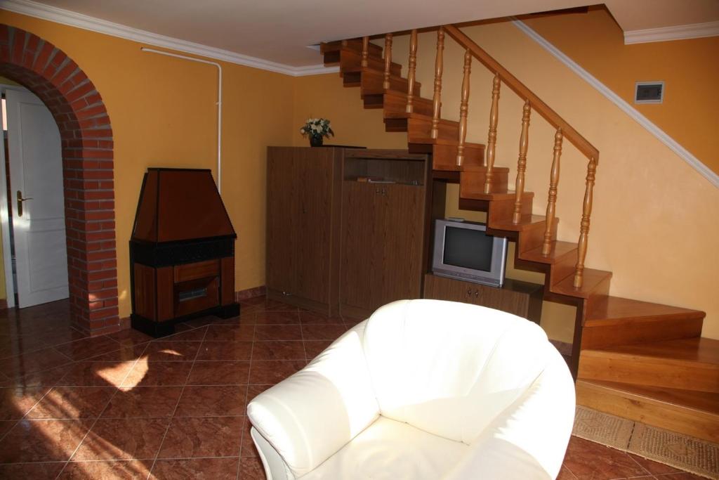 ザラカロシュにあるEdina Apartmanのリビングルーム(白いソファ、階段付)