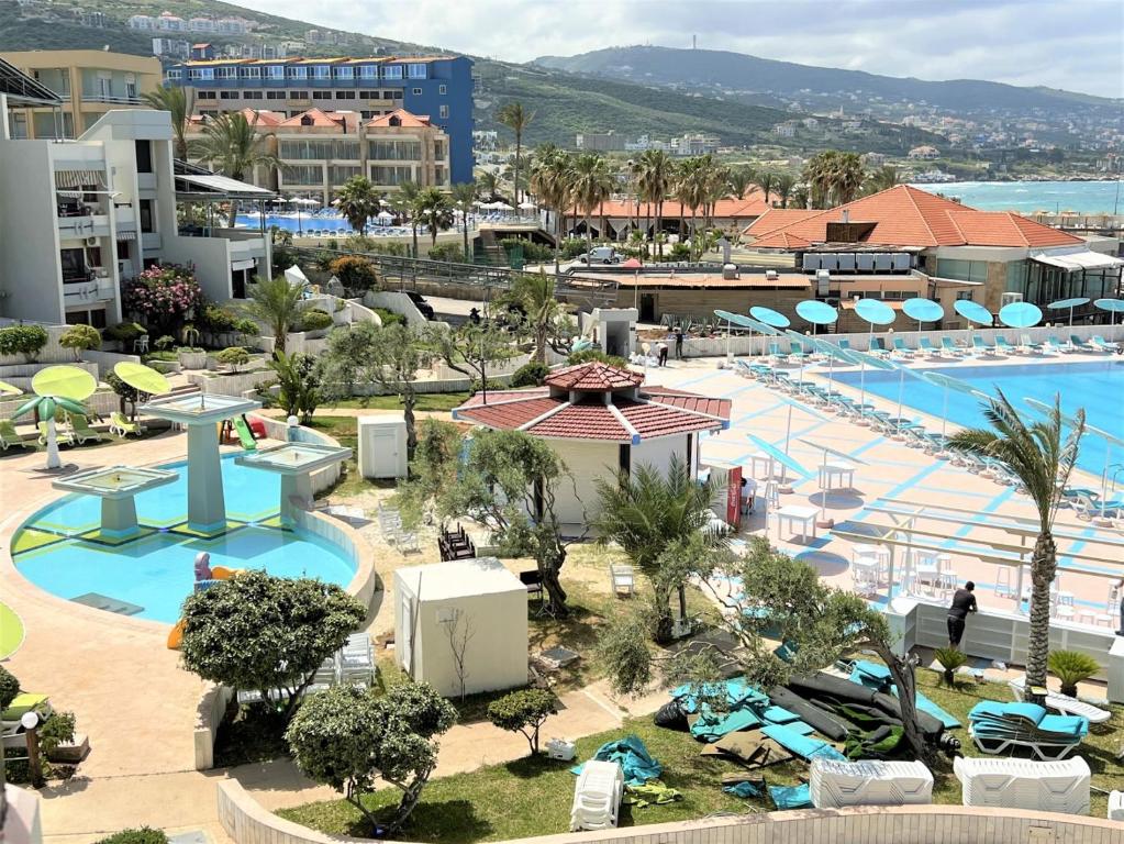 Bazén v ubytování Beachfront Chalet in Aqualand Resort - Batroun nebo v jeho okolí