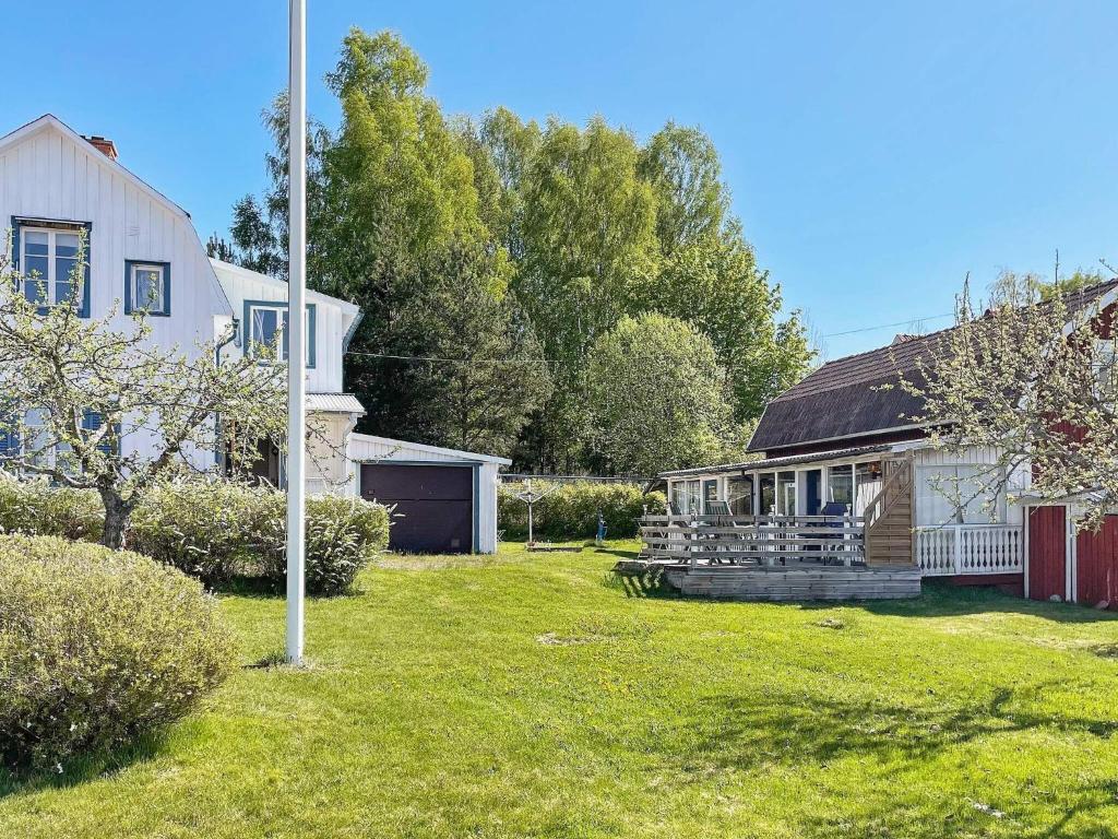 une maison avec une cour et une maison dans l'établissement Holiday home LYSVIK, à Lysvik