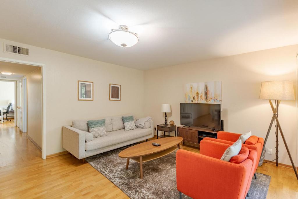 Fantastic 3BR Condo in Menlo Park Parking Pool, Menlo Park