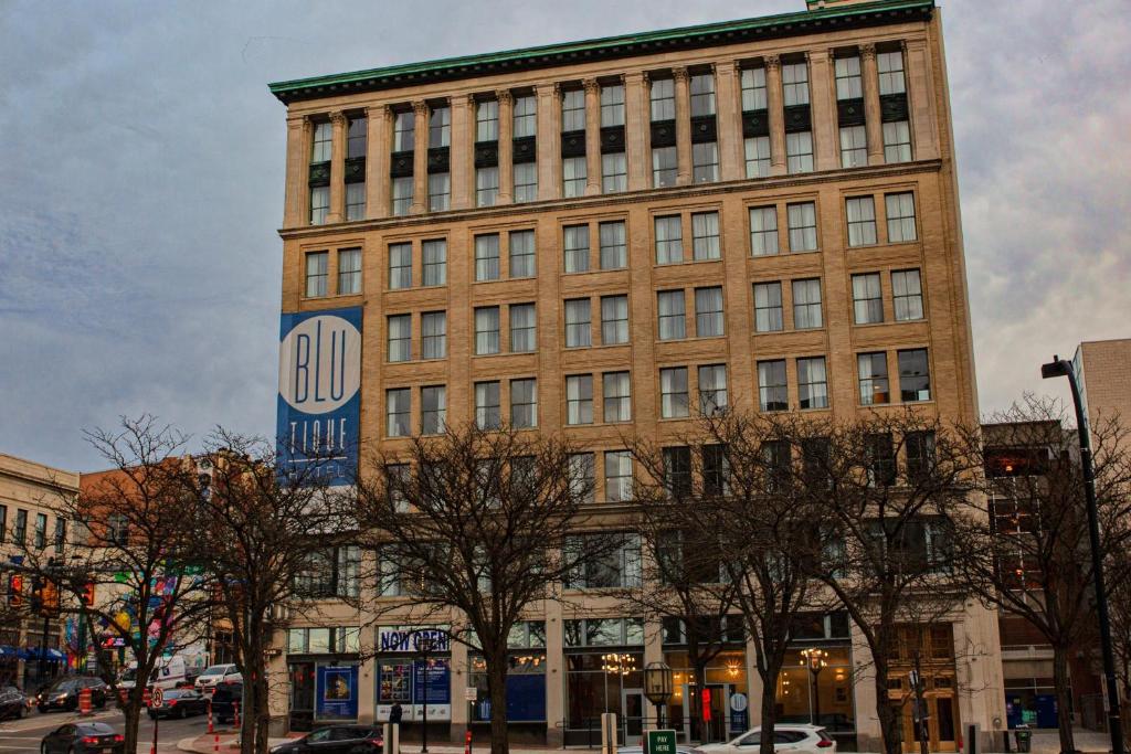 un grand bâtiment avec une horloge sur son côté dans l'établissement BLU-Tique, Akron, a Tribute Portfolio Hotel, à Akron