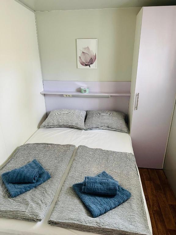 Postel nebo postele na pokoji v ubytování Mobile home SIMS