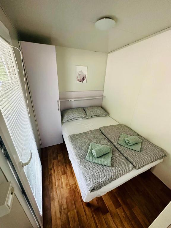 Postel nebo postele na pokoji v ubytování Mobile home SIMS