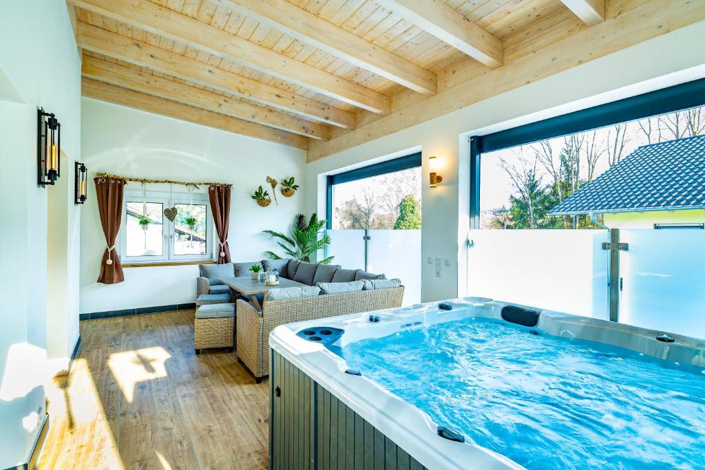 een grote badkamer met een groot bad in een kamer bij Riedbach-Lodge in Viechtach