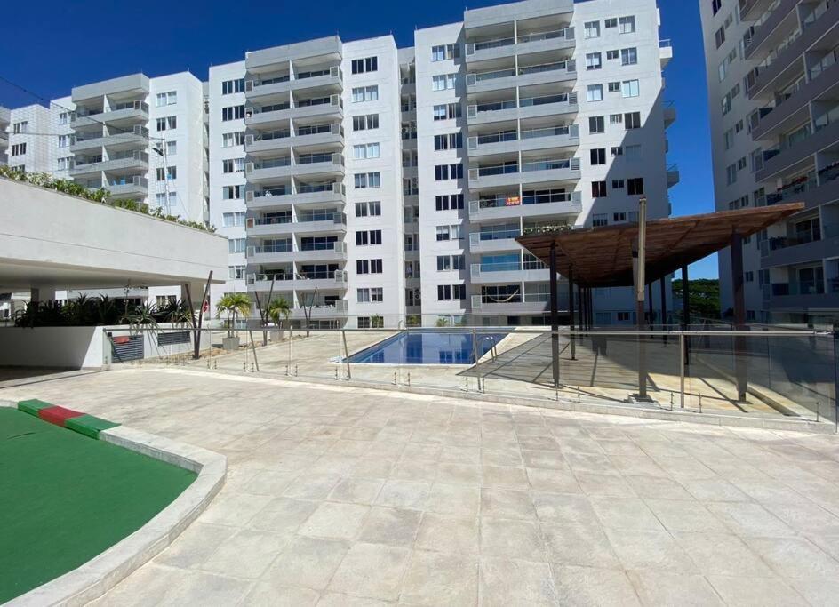 a courtyard with a pool and some tall buildings at 1002 - Apartamento en Palmetto exclusivo al norte in Valledupar