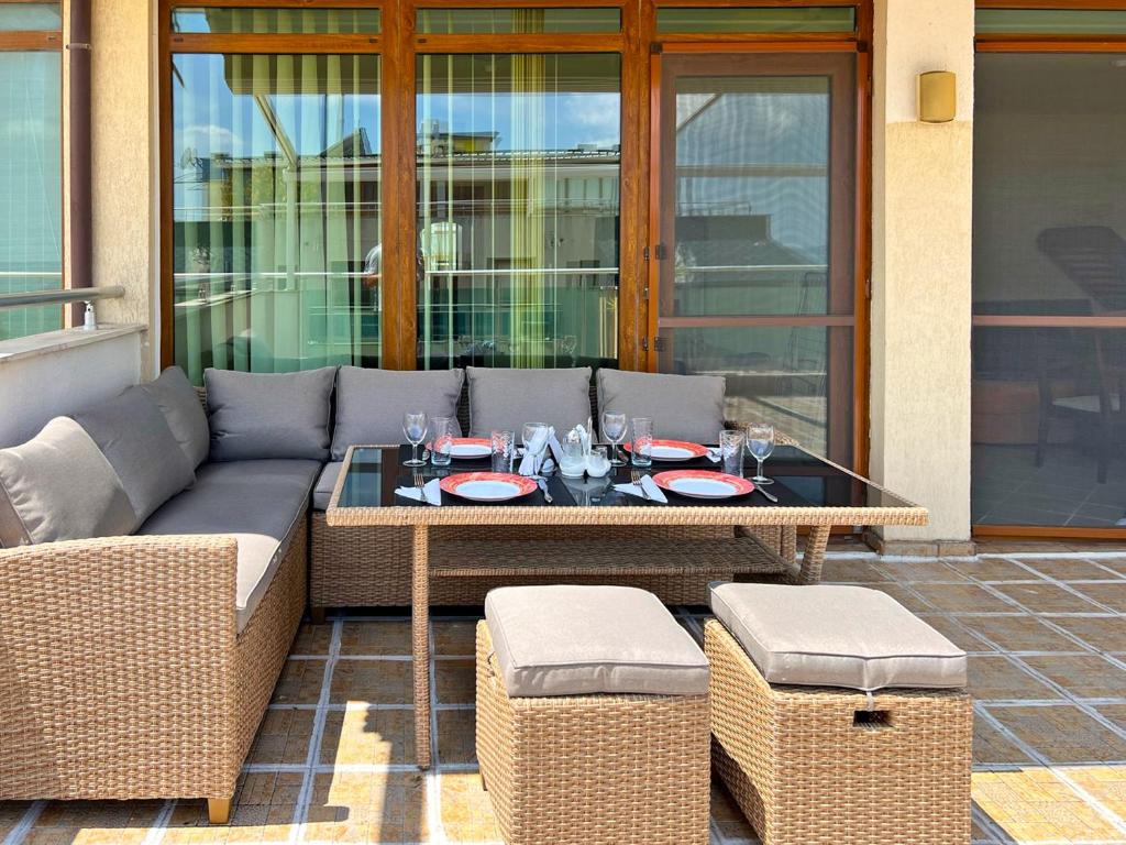 A seating area at Premium Apartment Midia Beach