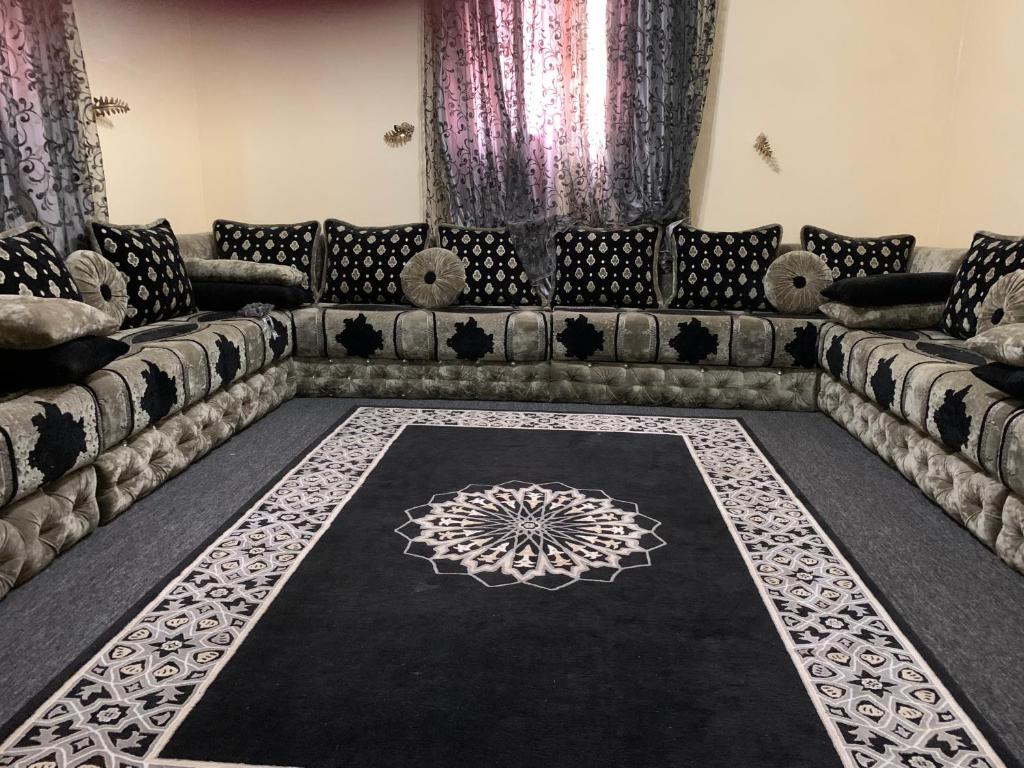 - un salon avec un canapé et un tapis dans l'établissement Jolie Maison, à Nouakchott