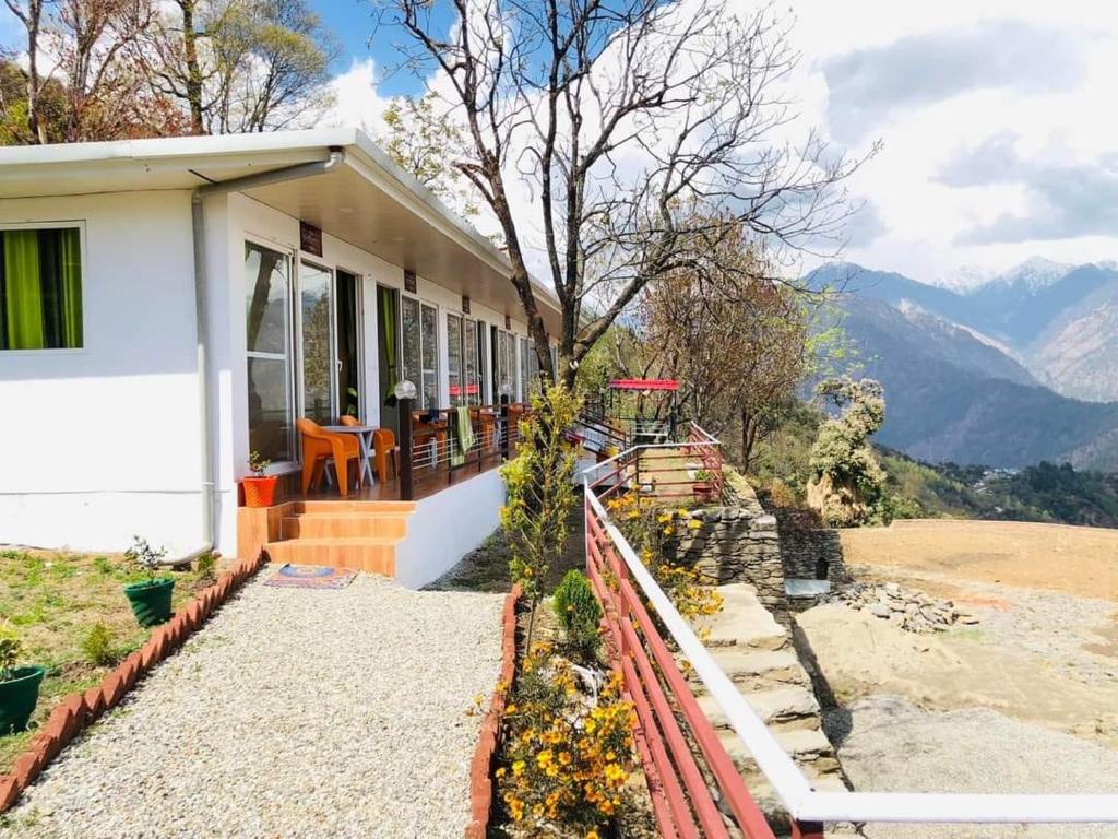 a house with a view of the mountains at OM The Divine Soul of Devbhumi in Gupta Kāshi