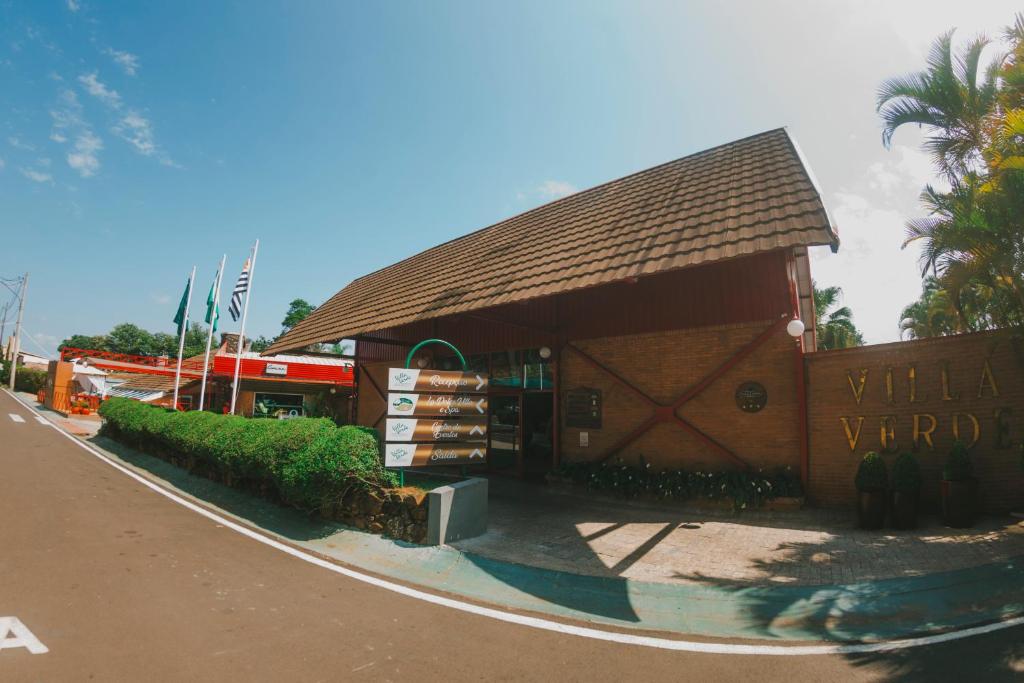 a small building on the side of a road at Villa Verde Hotel in Avaré