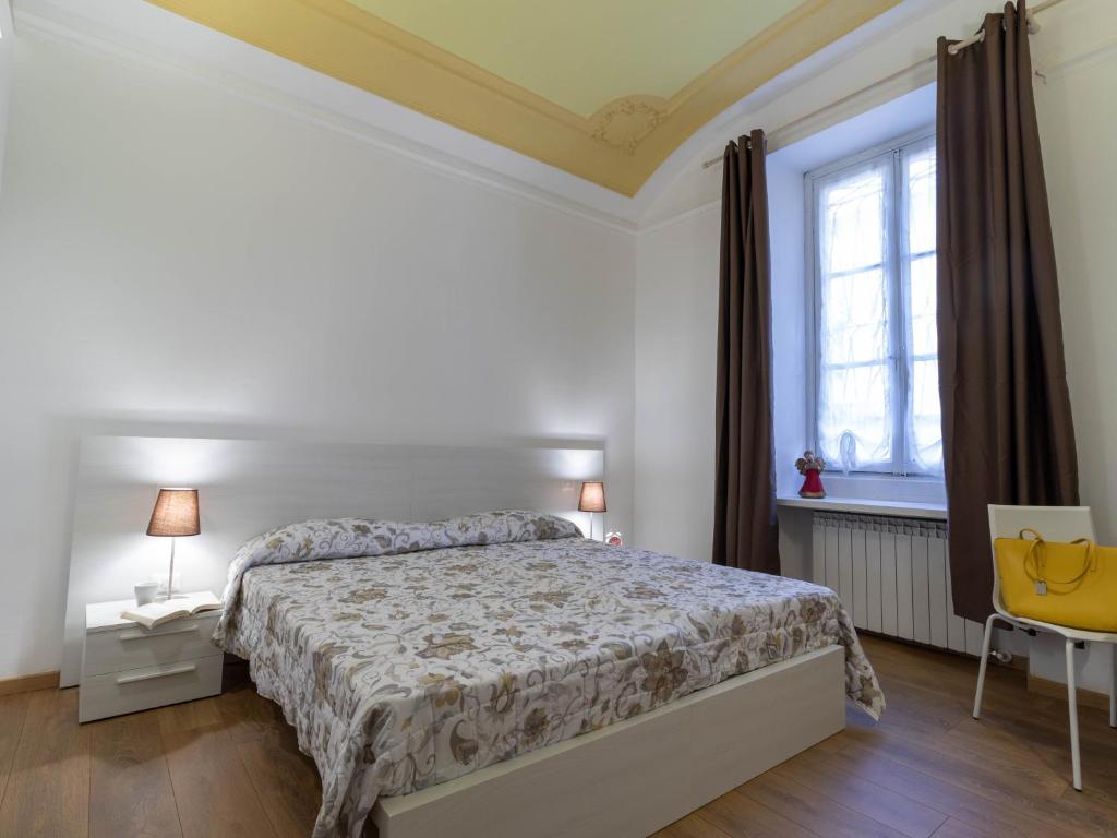 - une chambre avec un grand lit et une fenêtre dans l'établissement Le Montagne - Le Casette di Osvaldo, à Lecco