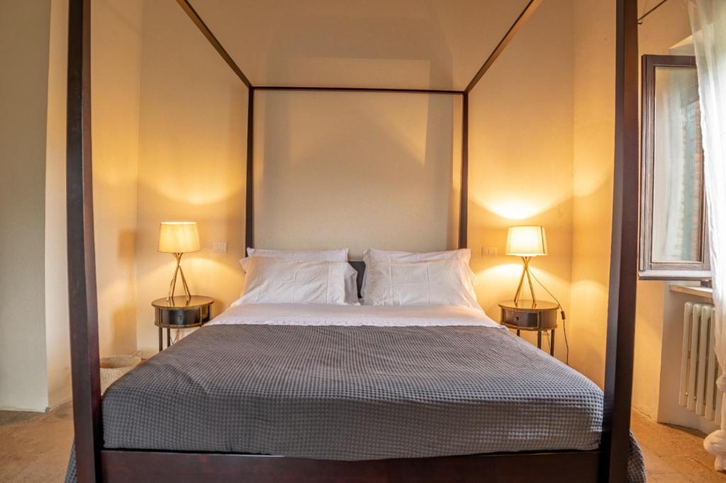 Łóżko lub łóżka w pokoju w obiekcie Podere Bargnano Cetona, Sleeps 12, Pool, WiFi, Air conditioning