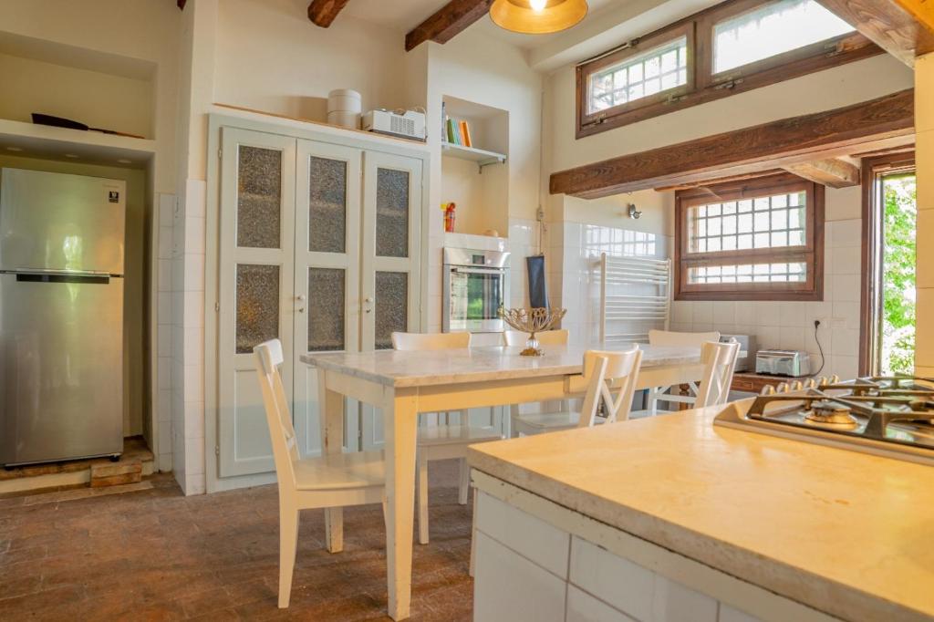 Kuchnia lub aneks kuchenny w obiekcie Podere Bargnano Cetona, Sleeps 12, Pool, WiFi, Air conditioning
